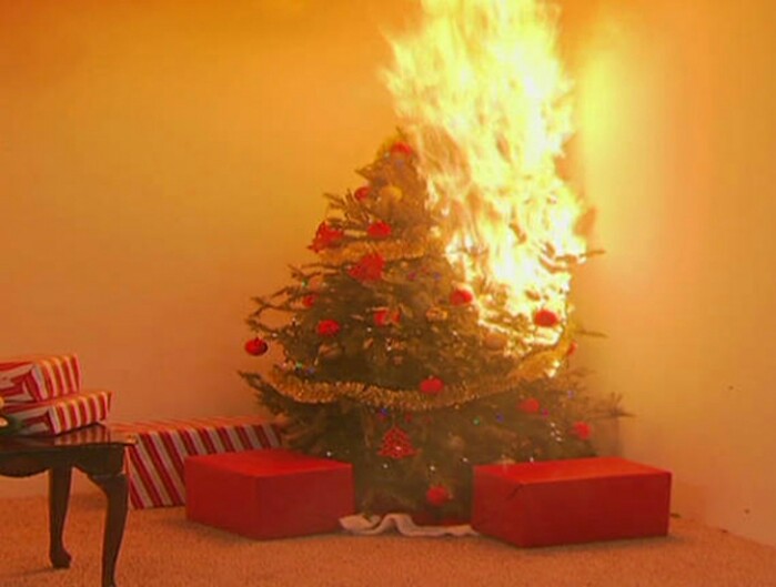 Un brad de Crăciun a luat foc. Vezi detalii