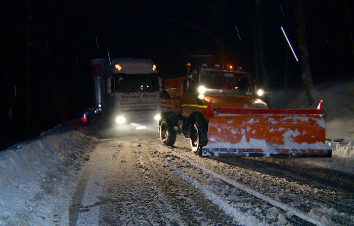 TIR-uri blocate la Huta Certeze. Șoferii nu răzbesc printre nămeți