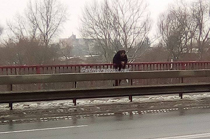 Un bărbat a încercat să se arunce de pe podul Golescu (galerie foto)