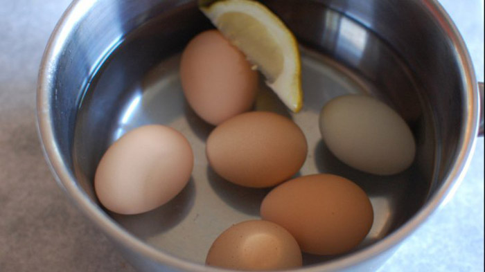 De ce să pui felii de lămâie în apa în care fierbi ouă