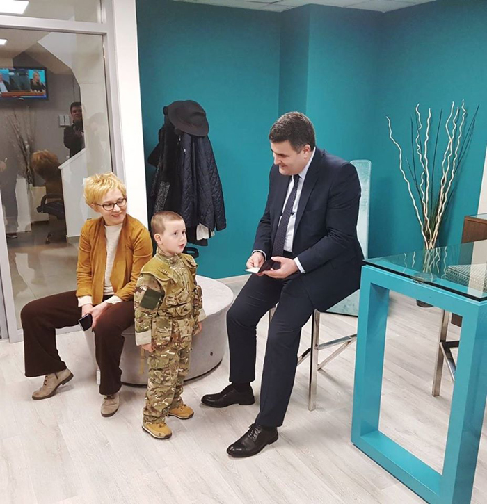 Cine este copilul care l-a impresionat pe ministrul Apărării, Gabriel Leș (Foto)