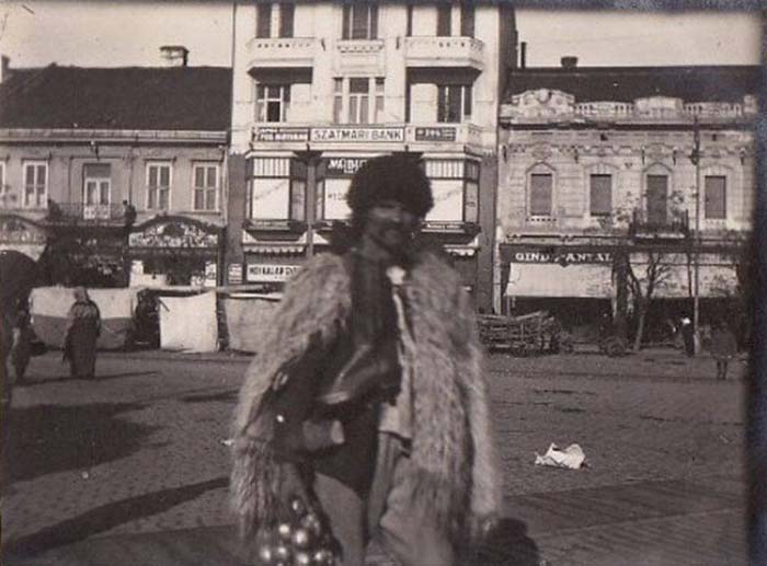 Vânzător de ceapă în centrul Sătmarului, cu aproape 100 de ani în urmă (Foto)