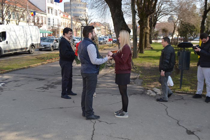 Social-democrații au dăruit flori sătmărencelor (Foto)