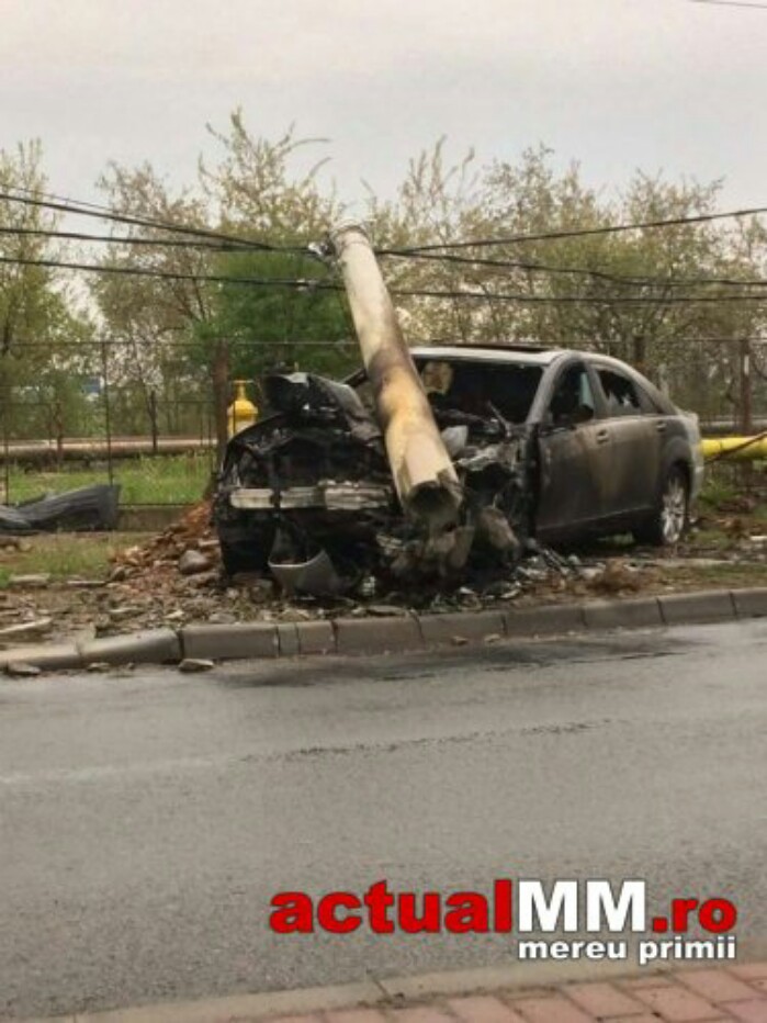Sătmăreni implicați într-un accident în Baia Mare. Mașina a luat foc (Foto&video)