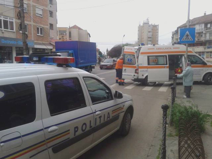 Bărbat accidentat pe trecerea de pietoni. Victima, transportată la spital (Foto)