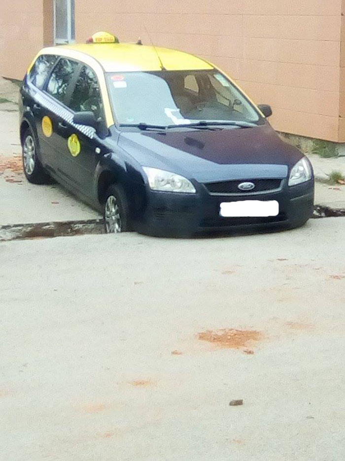 A ajuns cu taxiul într-un șanț nesemnalizat (foto)