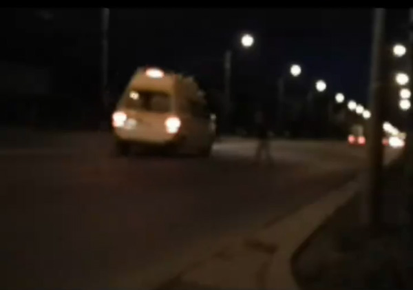 Și-a pus viața în pericol! O femeie se plimba printre mașinile care goneau în trafic (Video)