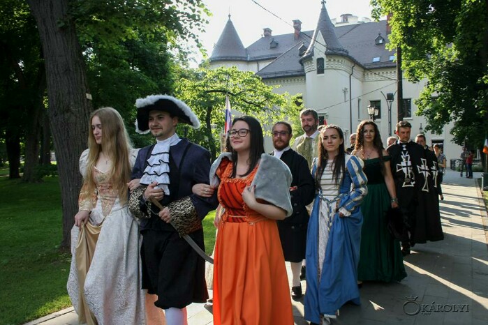 Parada costumelor de epocă și mușchetari la Noaptea Muzeelor de la Carei ( Foto)