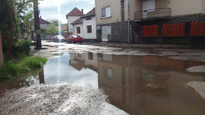 Apa băltește pe străzile din oraș. Sătmărenii sunt revoltați (Foto)