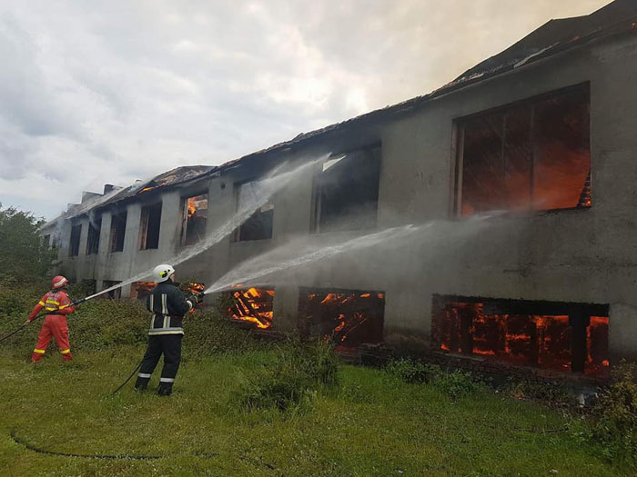 Imagini de la prăpădul din Bixad. Fostă fabrică, distrusă de flăcări (Galerie foto)