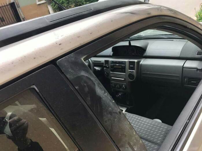 Mașină spartă de hoți. Proprietarul cere ajutor pe Facebook