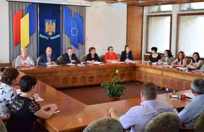 Dan Burulea și reprezentanții DGASPC Satu Mare, la masa „reglementărilor juridice”