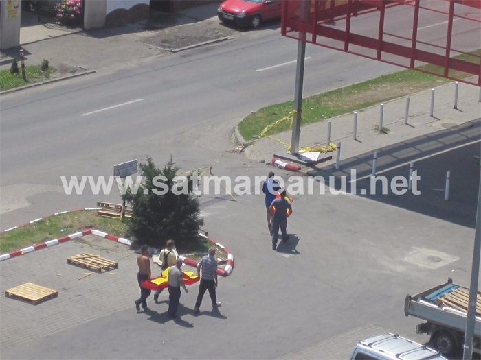 S-a făcut ordine ! Muncitorii de la fostul Billa puși să facă curat ! (Foto)