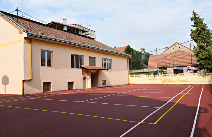 Teren de sport modern în curtea Școlii „Constantin Brâncoveanu”