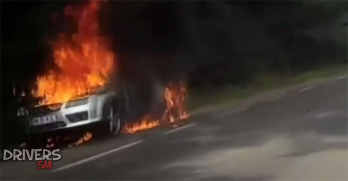 Mașină cuprinsă de flăcări între Livada și Orașu Nou (Foto)