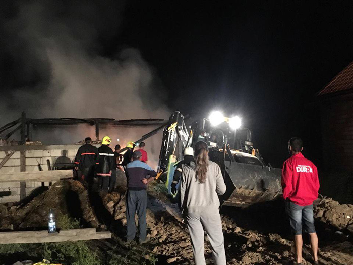 Șură din Lipău, mistuită de flăcări. Pompierii s-au luptat 4 ore pentru a stinge incendiul (Foto)
