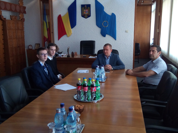 Elevii care au obținut media 10 la Evaluarea Națională, premiați de Prefectură (Video)