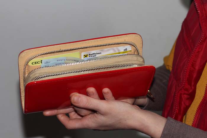 A găsit un portofel pe o bancă din parc. L-a predat polițiștilor