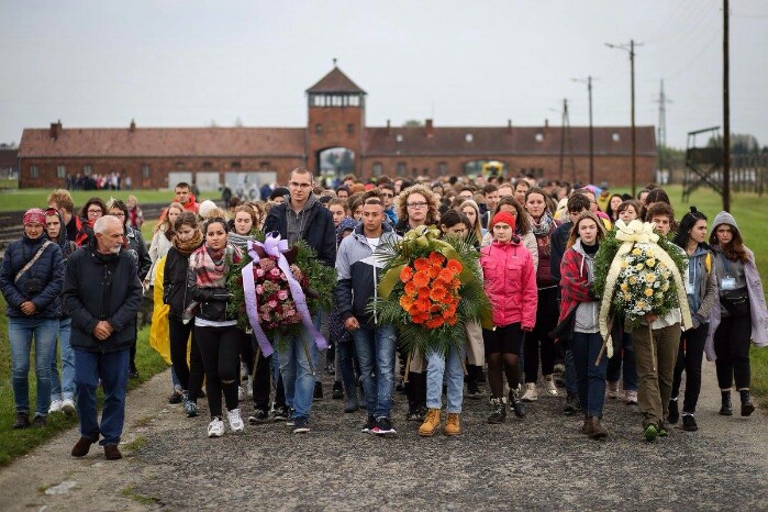 Elevi din șase licee, în vizită la Auschwitz (foto)