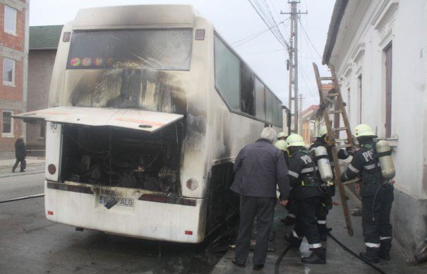 Autobuz distrus de flăcări. Pompierii au intervenit de urgență