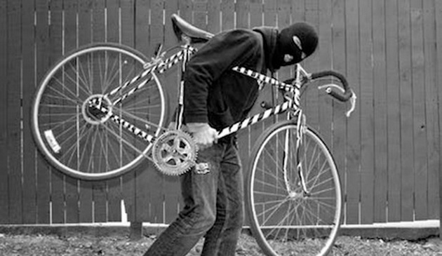 A furat un fierăstrău și o bicicletă. Polițiștii au pus mâna pe hoț
