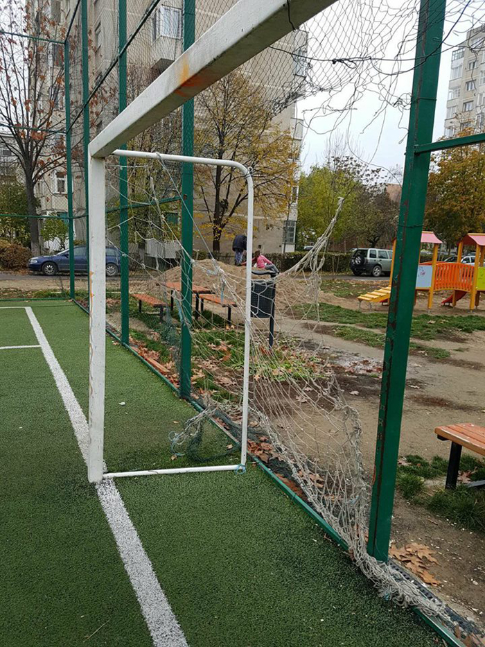Terenuri de minifotbal, vandalizate. Arată ca după război (Foto)