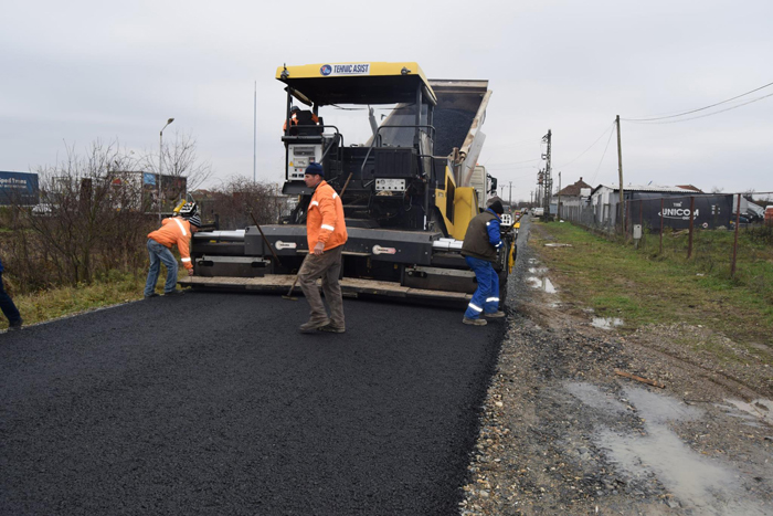 Investiții masive în străzile unei comune din județ (Foto)
