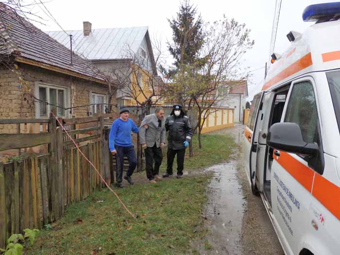 A vrut să se spânzure. Polițiștii locali au intervenit (Foto)