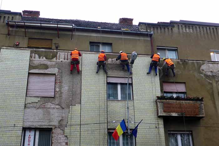 Cade tencuiala de pe clădiri. Alpiniștii intervin (Foto)