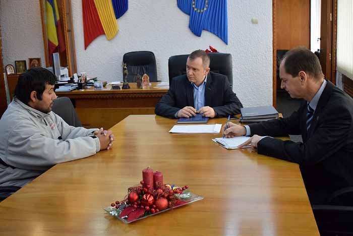 Nimeni nu-l angajează. Tânărul a cerut ajutorul prefectului
