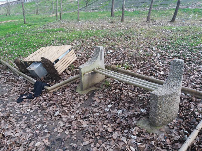 Coșuri de gunoi și bănci distruse în Satu Mare (Foto)