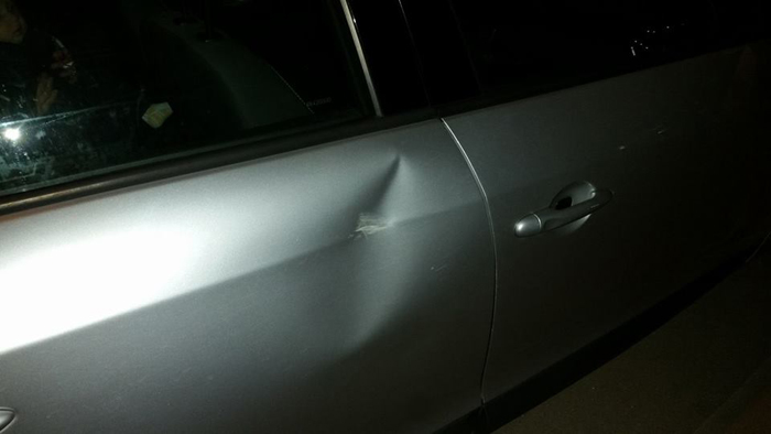 Mașină lovită într-o parcare. Șoferul vinovat s-a făcut nevăzut (Foto)
