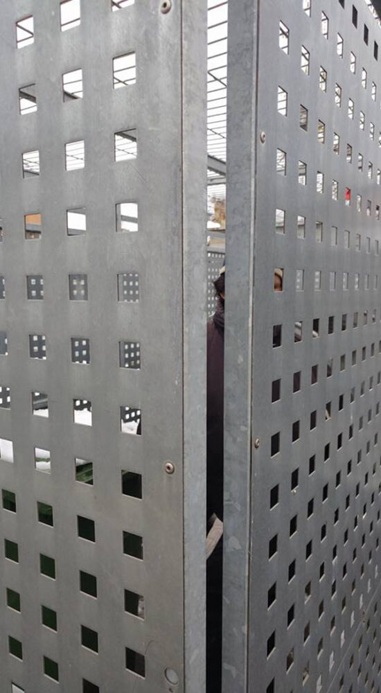 Cutremurător ! O persoană umilită și închisă într-o cușcă de către paznici ! (Foto)