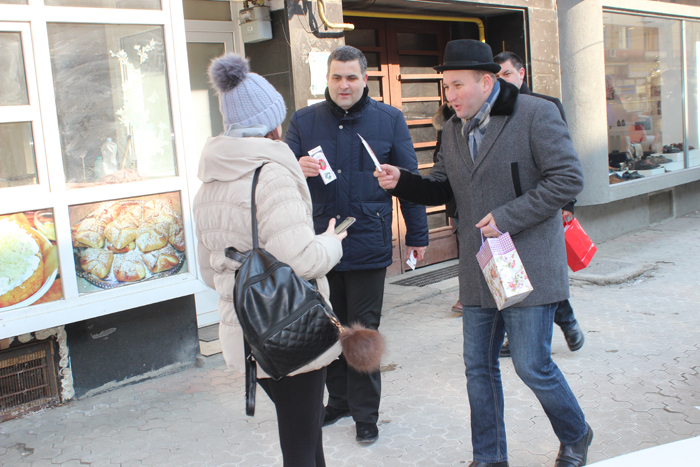 Social-democrații au oferit mărțișoare sătmărencelor (Foto)