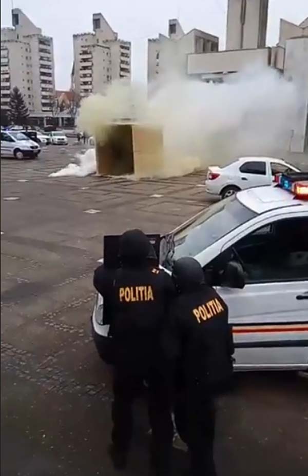 Împușcături, droguri și infractori prinși de mascați în Centrul Nou (Foto)