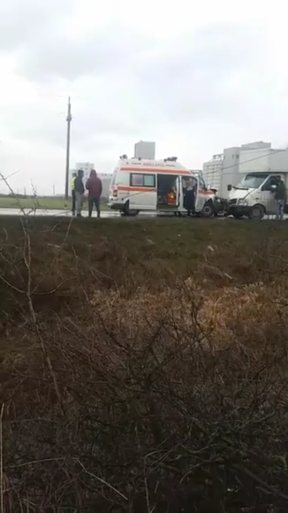 Ambulanță împlicată într-un accident (Foto)