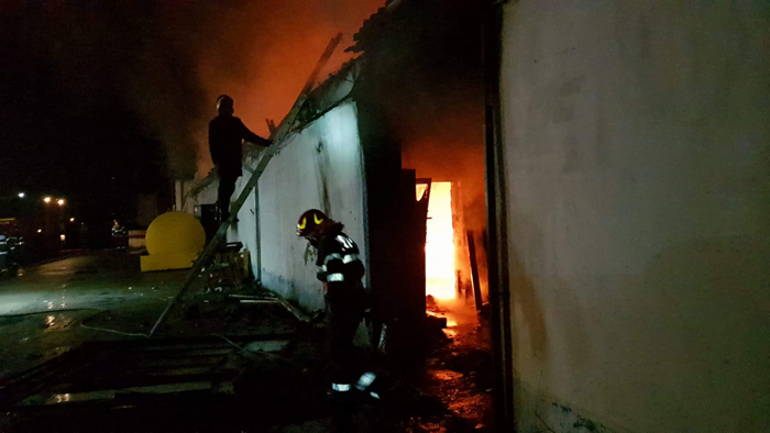 Incendiu devastator în Negrești-Oaș. Sediul unei firme s-a făcut scrum (Fotogalerie)