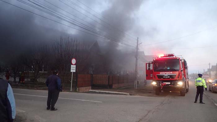 Incendiu la o casă din Păulești (Fotogalerie)