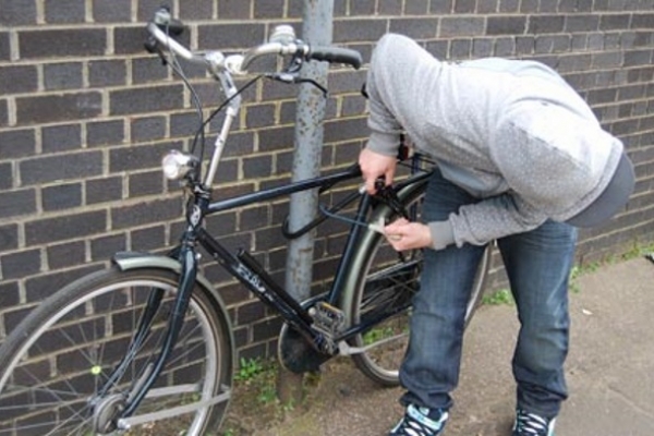 I-a furat bicicleta din fața casei