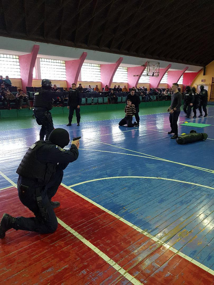 Jandarmii în acțiune ! Exerciții demonstrative la o școală din Satu Mare (Fotogalerie)