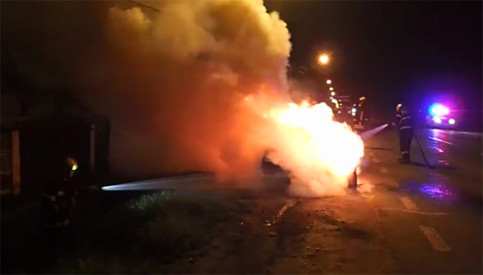 Mașină distrusă de foc. A ars ca o torță (Foto)