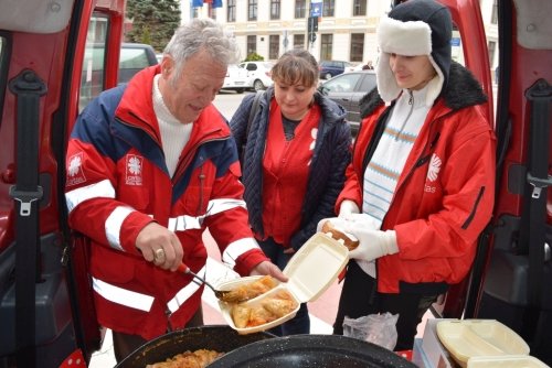 Caritas a împărțit mâncare caldă în ajunul Sărbătorilor Pascale Catolice (Foto)
