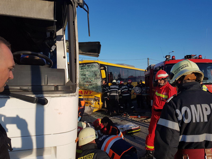 Accident cu două persoane încarcerate. O femeie, prinsă sub roți (Foto)