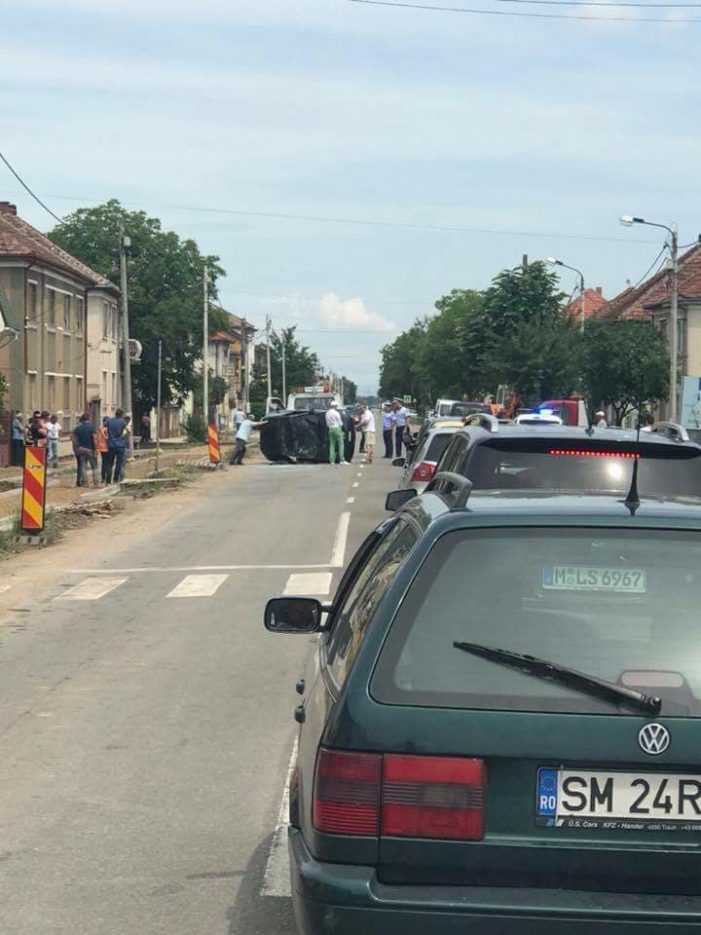 Masina rasturnata pe o strada din Satu Mare (Foto)