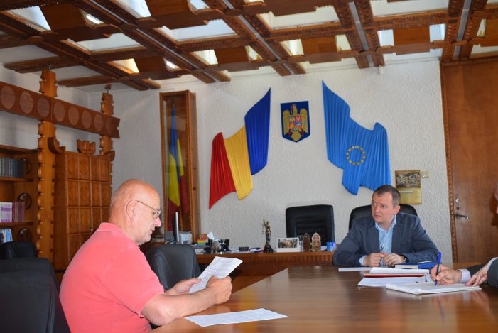 Probleme cu toaletele vechiului camin cultural din Mediesu aurit