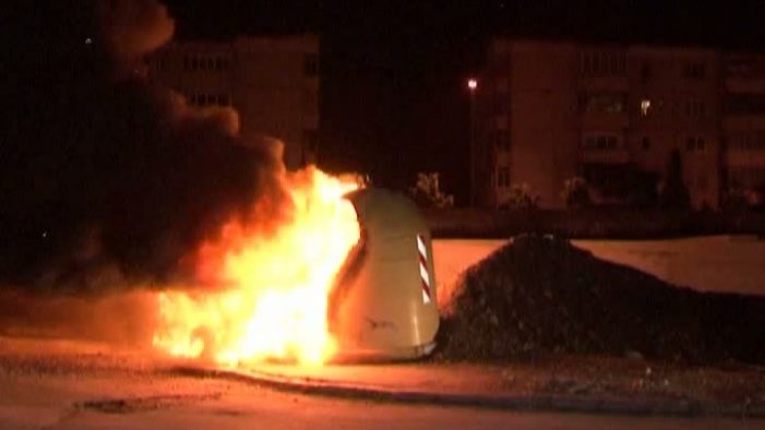Tomberoane incendiate pe doua strazi din Satu Mare