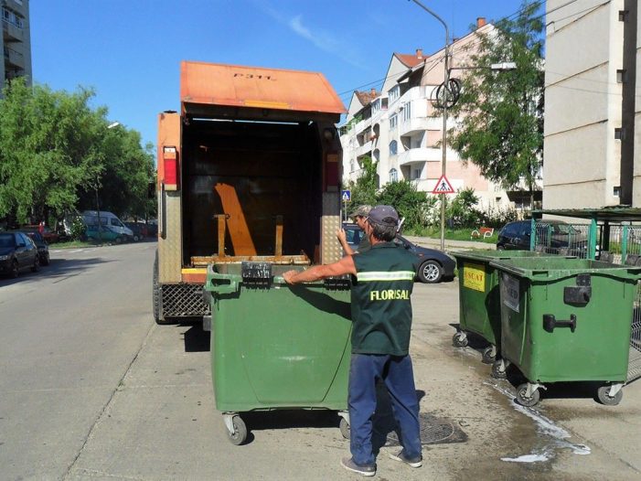Cei de la Florisal, pusi sa spele containerele