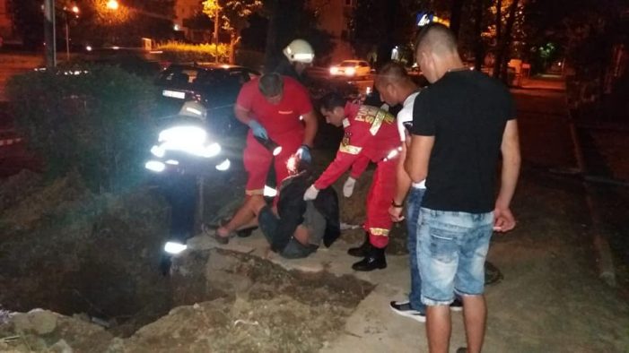 A cazut intr-o groapa. Pompierii l-au salvat (Foto)