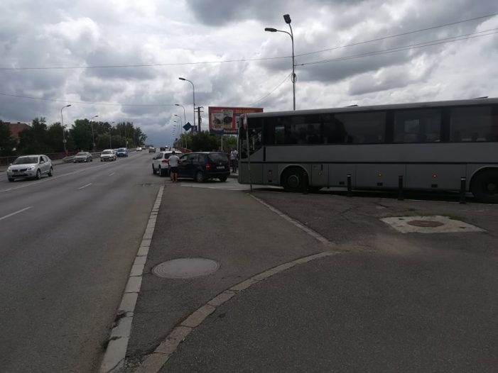 Accident langa mall. Doua masini s-au tamponat (Foto)