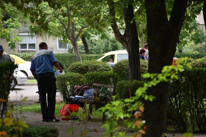 Dormea pe o banca din parc. Politistii i-au deranjat somnul (Foto)